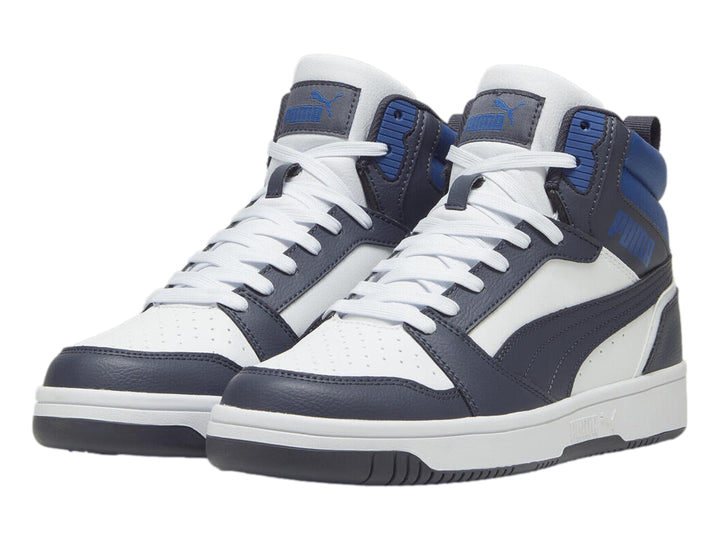 Tenis PUMA Rebound V6 de corte alto en colores blanco, gris y azul con suela blanca.