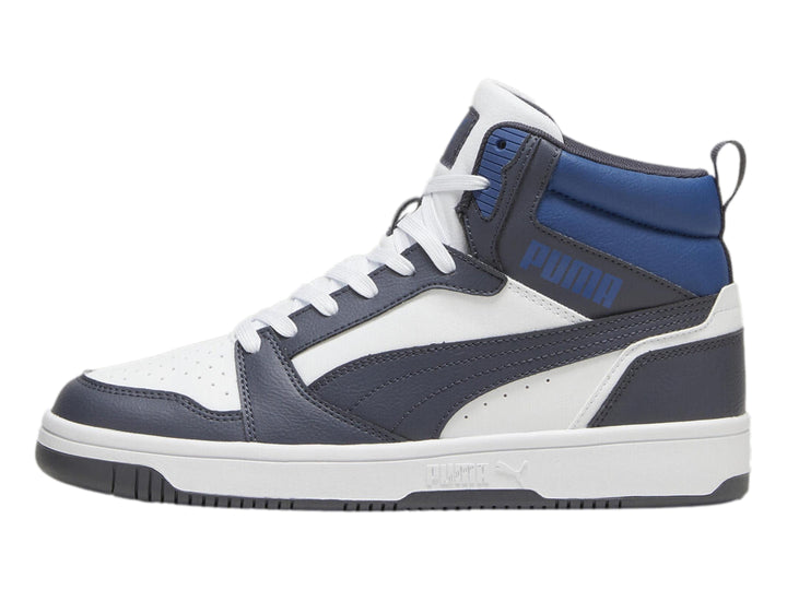 Tenis PUMA Rebound V6 de corte alto en colores blanco, gris y azul con suela blanca.