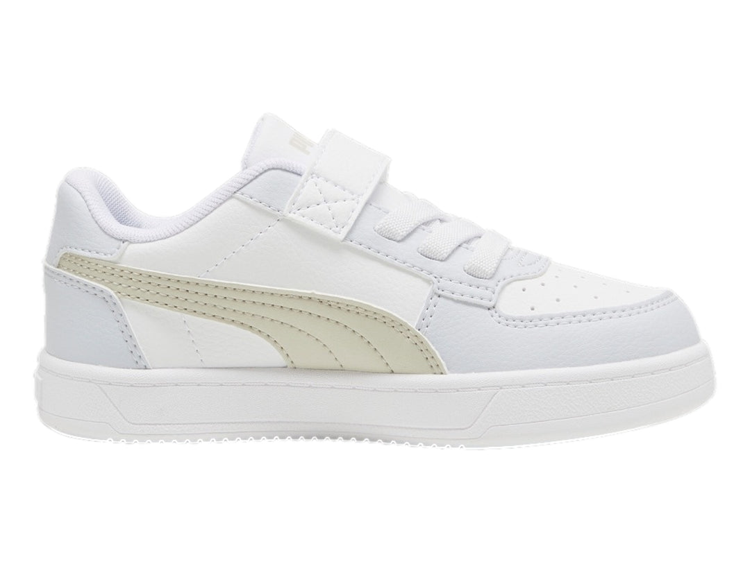 Tenis PUMA blancos para niño con detalles en beige y cierre de velcro.