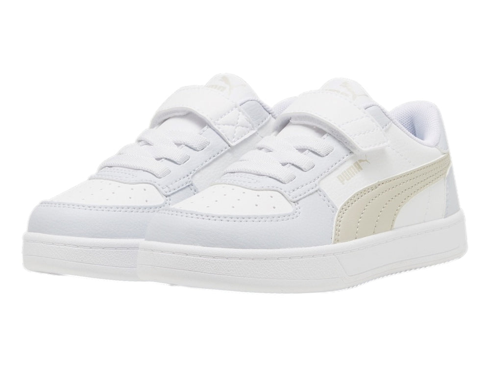 Tenis PUMA blancos para niño con detalles en beige y cierre de velcro.