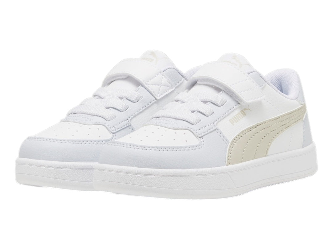 Tenis PUMA blancos para niño con detalles en beige y cierre de velcro.