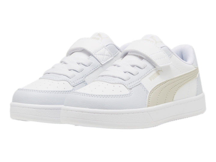 Tenis PUMA blancos para niño con detalles en beige y cierre de velcro.