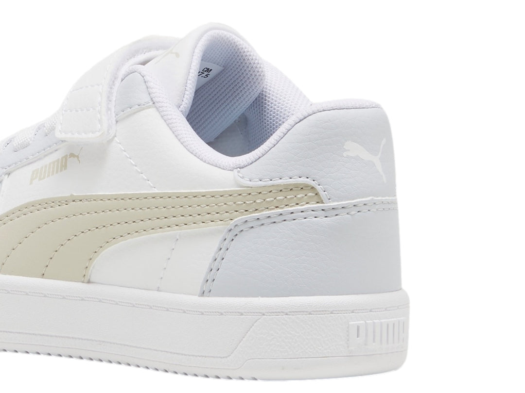 Tenis PUMA blancos para niño con detalles en beige y cierre de velcro.