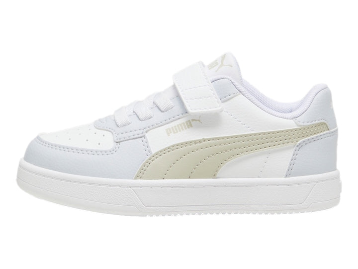 Tenis PUMA blancos para niño con detalles en beige y cierre de velcro.