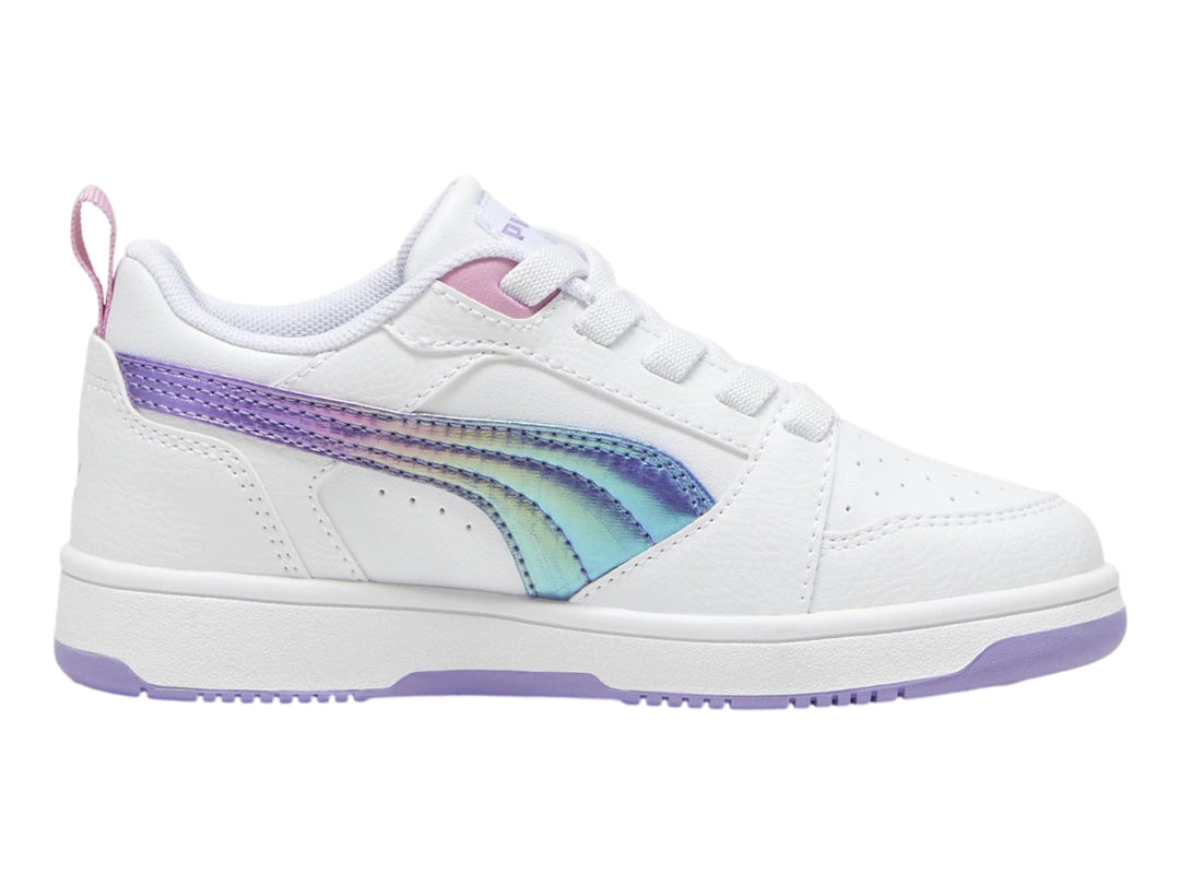 Tenis PUMA blancos con detalles iridiscentes en morado y suela color lavanda.