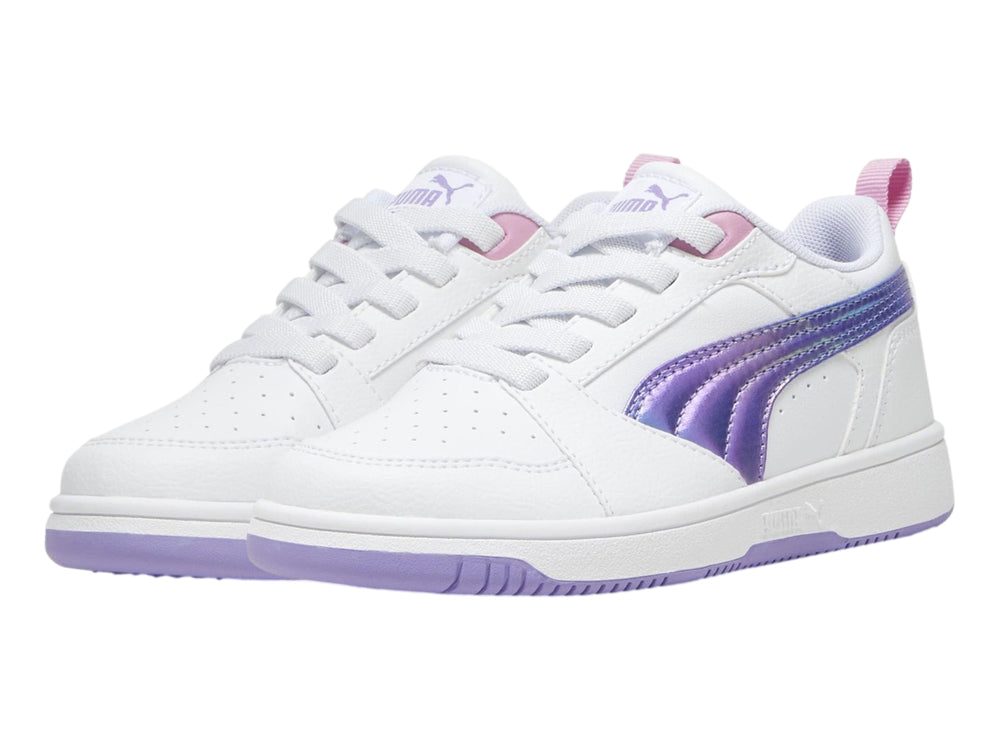 Tenis PUMA blancos con detalles iridiscentes en morado y suela color lavanda.