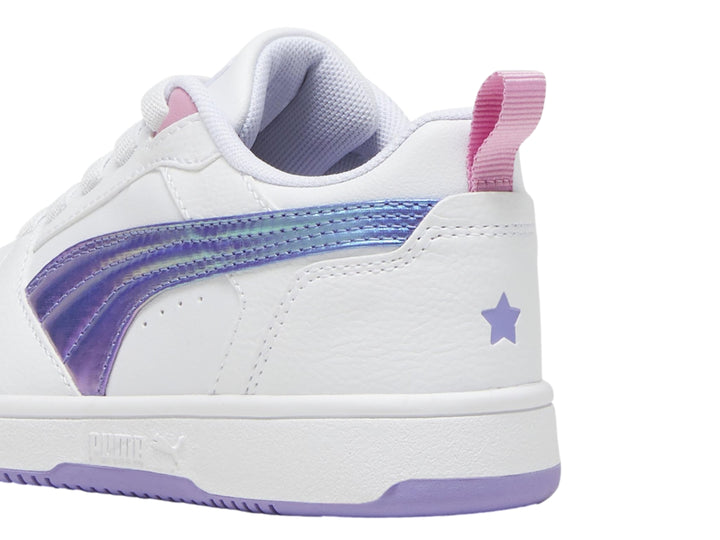 Tenis PUMA blancos con detalles iridiscentes en morado y suela color lavanda.