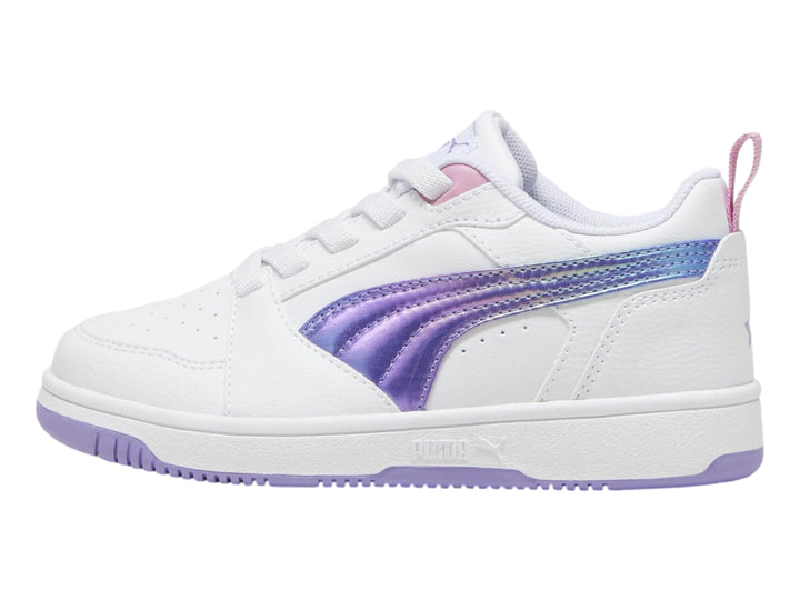 Tenis PUMA blancos con detalles iridiscentes en morado y suela color lavanda.