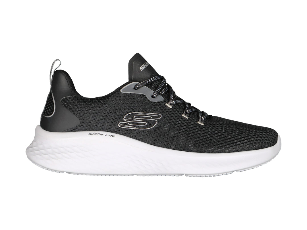Tenis deportivos Skechers color negro con suela blanca y detalles en gris.