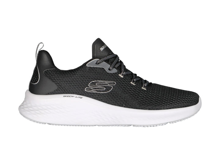 Tenis deportivos Skechers color negro con suela blanca y detalles en gris.