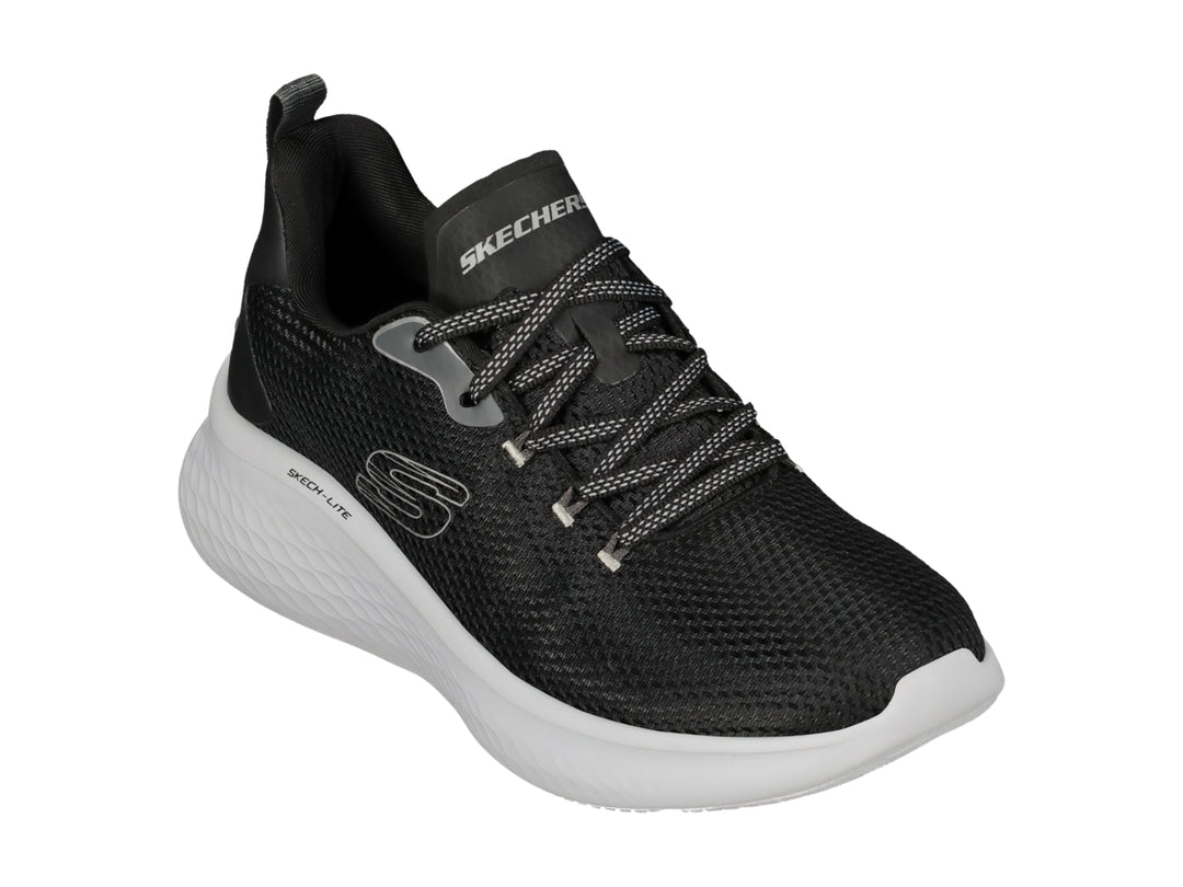 Tenis deportivos Skechers color negro con suela blanca y detalles en gris.