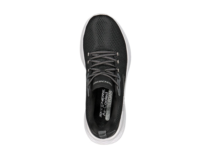 Tenis deportivos Skechers color negro con suela blanca y detalles en gris.