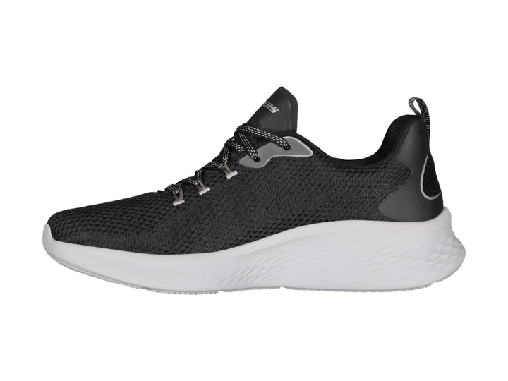 Tenis deportivos Skechers color negro con suela blanca y detalles en gris.