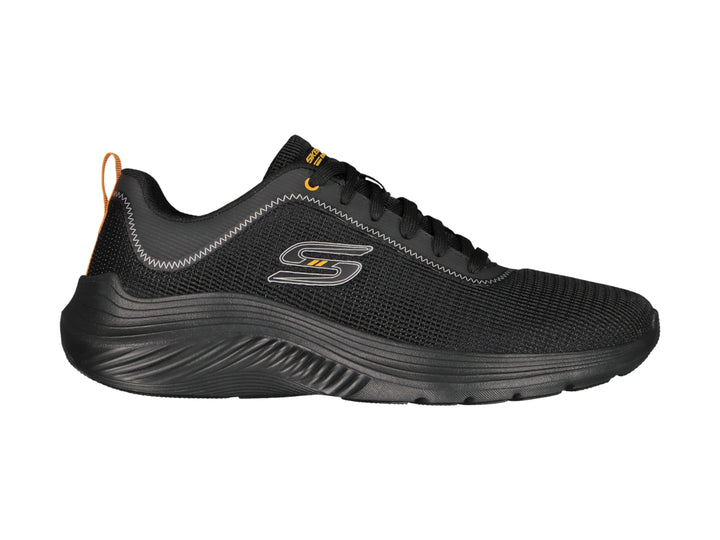 Tenis deportivos Skechers color negro con detalles en naranja y suela negra texturizada.