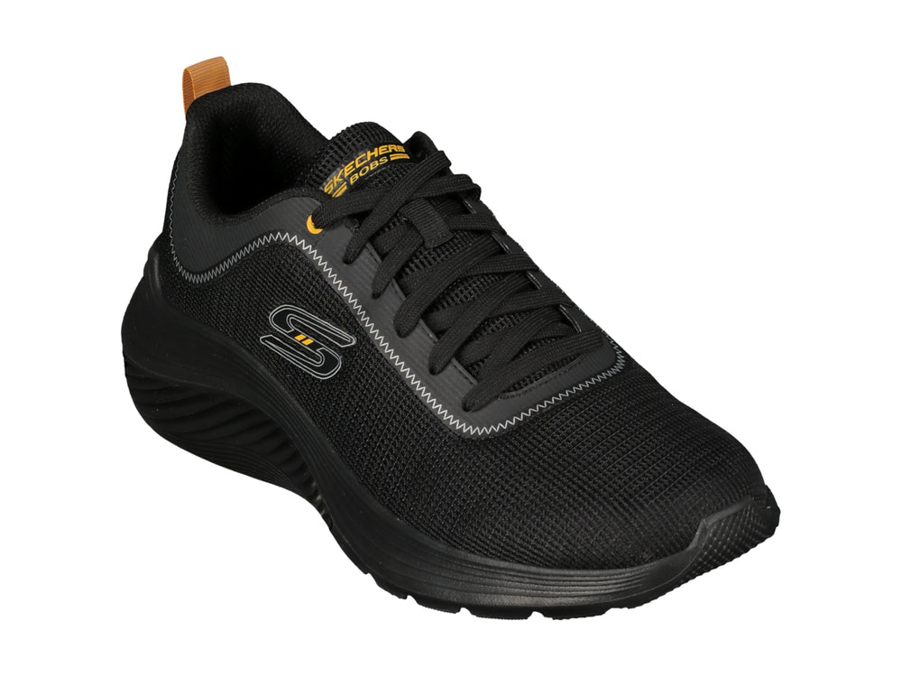 Tenis deportivos Skechers color negro con detalles en naranja y suela negra texturizada.
