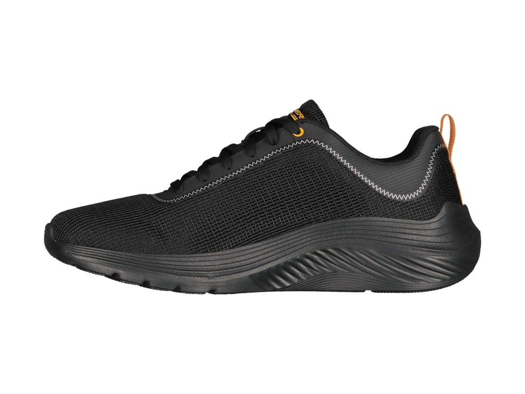 Tenis deportivos Skechers color negro con detalles en naranja y suela negra texturizada.