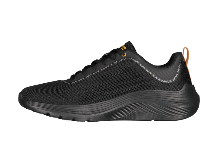 Tenis deportivos Skechers color negro con detalles en naranja y suela negra texturizada.