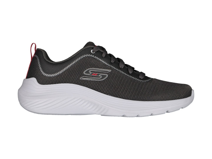 Tenis deportivos Skechers color gris con suela blanca y pequeña pestaña roja en el talón.