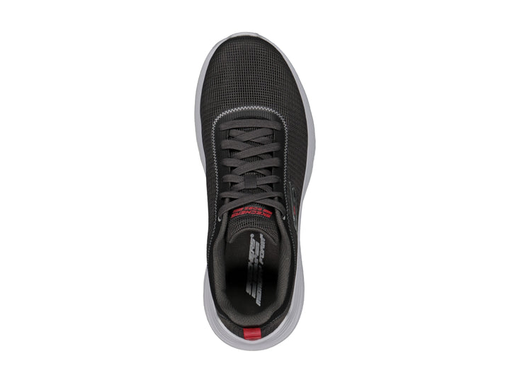 Tenis deportivos Skechers color gris con suela blanca y pequeña pestaña roja en el talón.