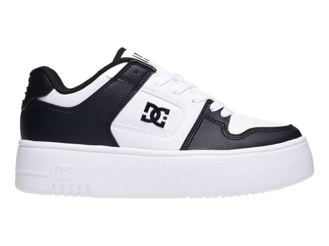 Tenis DC Shoes de plataforma en colores blanco y negro con suela gruesa blanca.
