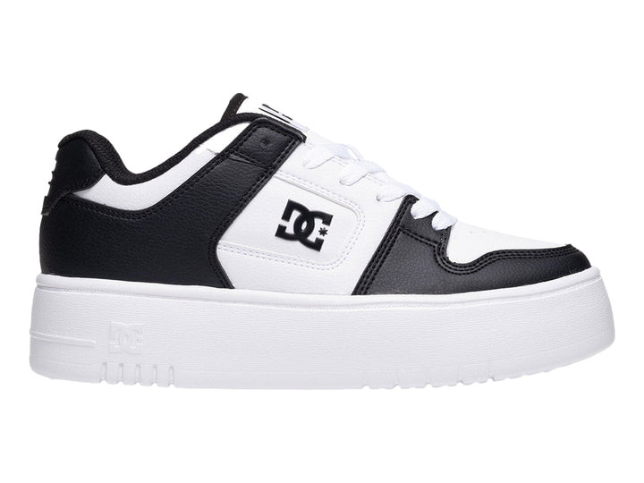 Tenis DC Shoes de plataforma en colores blanco y negro con suela gruesa blanca.