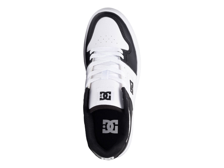 Tenis DC Shoes de plataforma en colores blanco y negro con suela gruesa blanca.