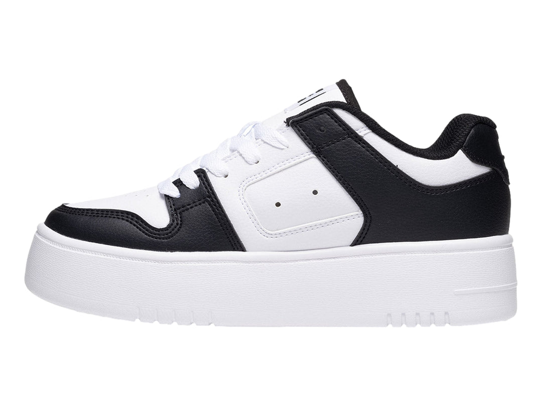 Tenis DC Shoes de plataforma en colores blanco y negro con suela gruesa blanca.