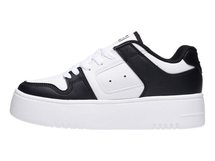Tenis DC Shoes de plataforma en colores blanco y negro con suela gruesa blanca.