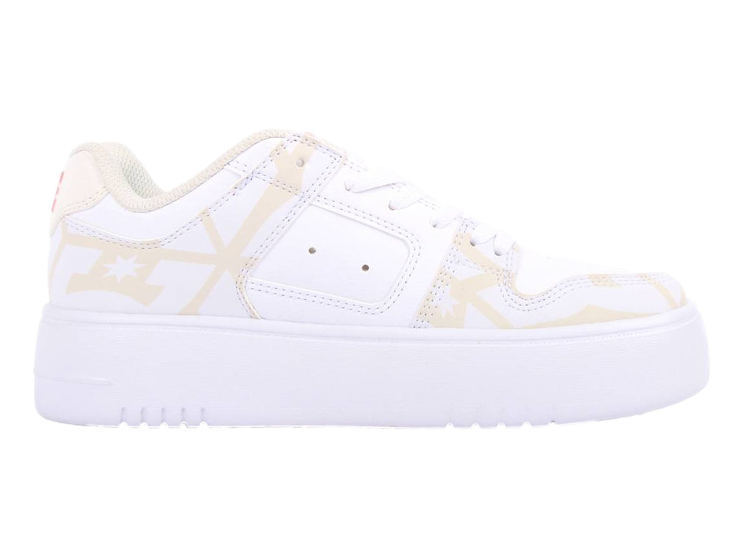 Tenis DC Shoes blancos con detalles en rosa manteca y suela de plataforma blanca.