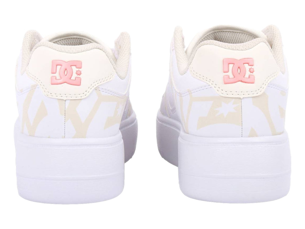 Tenis DC Shoes blancos con detalles en rosa manteca y suela de plataforma blanca.