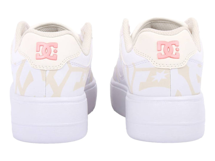 Tenis DC Shoes blancos con detalles en rosa manteca y suela de plataforma blanca.