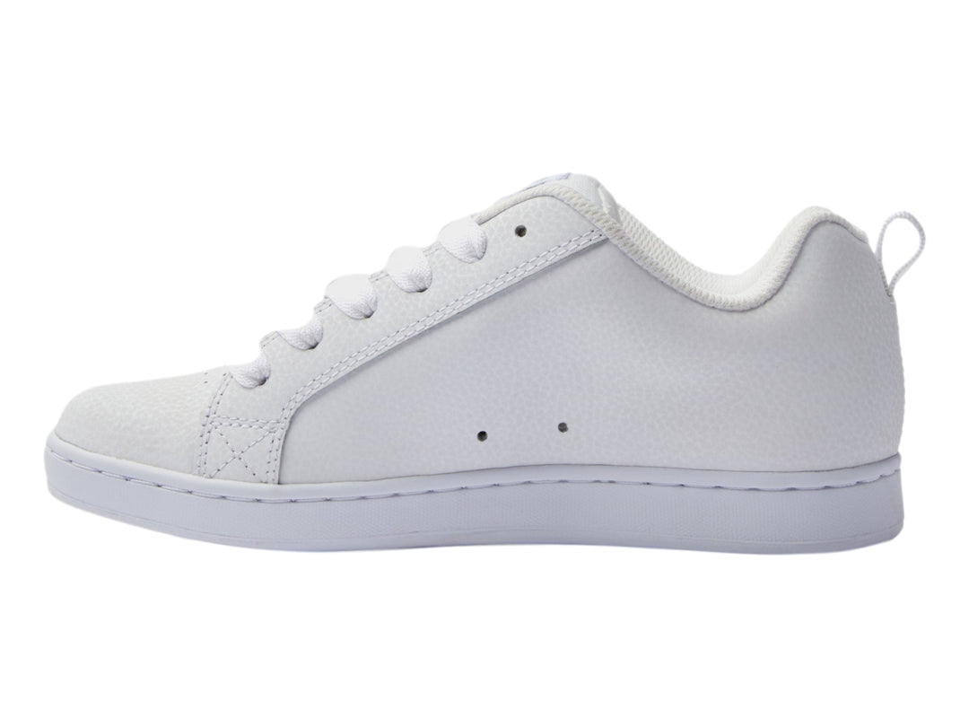 Tenis blancos DC Shoes con detalles gráficos plateados en el lateral y suela blanca.