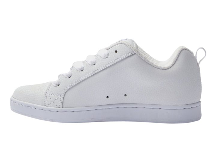 Tenis blancos DC Shoes con detalles gráficos plateados en el lateral y suela blanca.