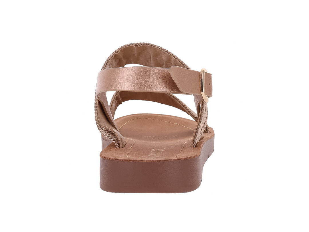 Sandalia plana color champagne con correas brillantes y hebilla ajustable para mujer.