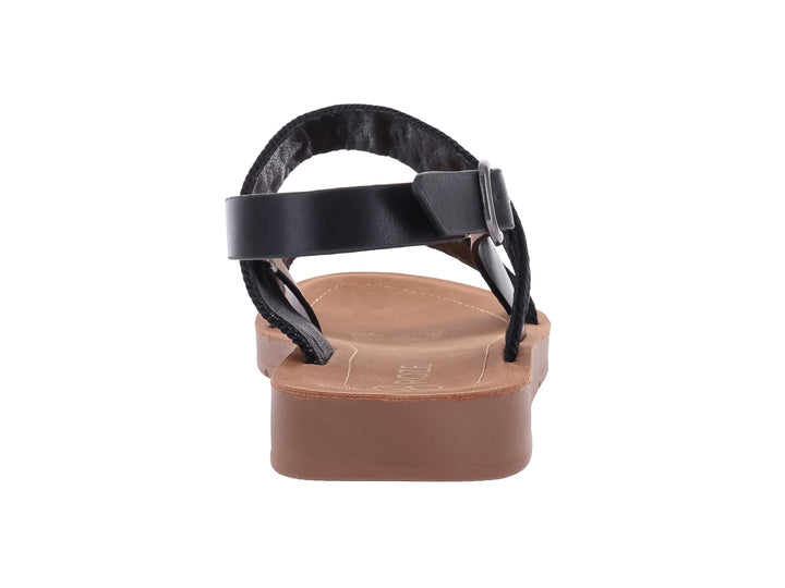 Sandalia plana color negro con detalles brillantes y suela color café.