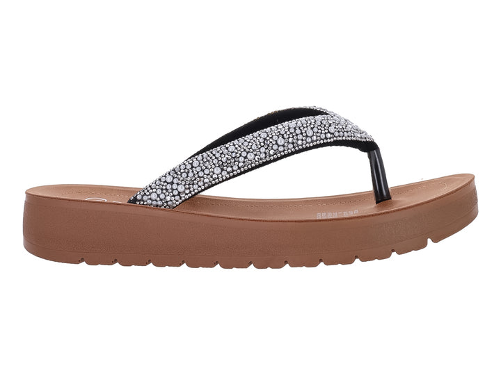 Sandalia de plataforma marrón con tira negra adornada con brillantes plateados.