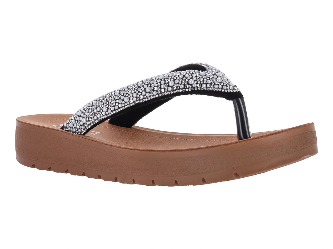 Sandalia de plataforma marrón con tira negra adornada con brillantes plateados.