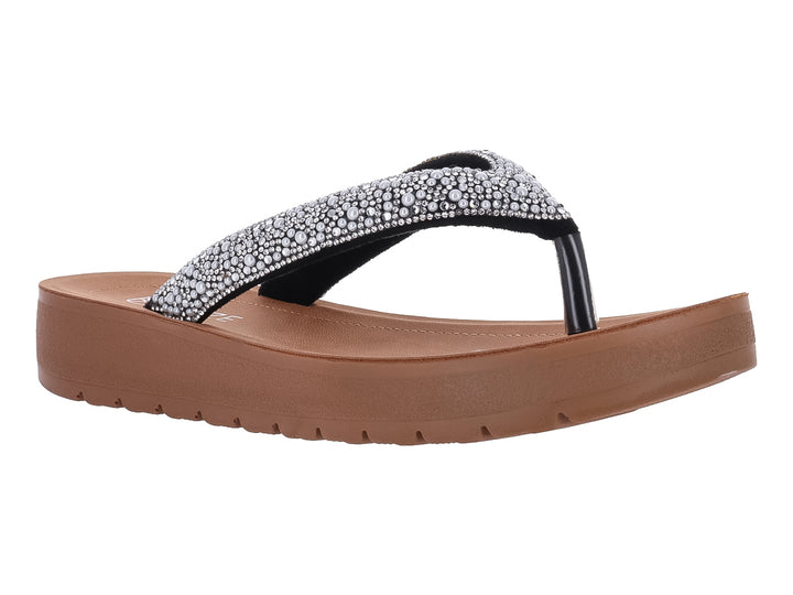 Sandalia de plataforma marrón con tira negra adornada con brillantes plateados.