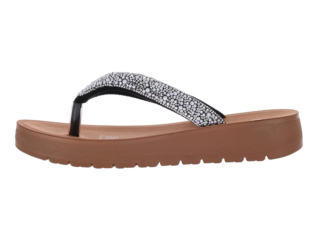 Sandalia de plataforma marrón con tira negra adornada con brillantes plateados.