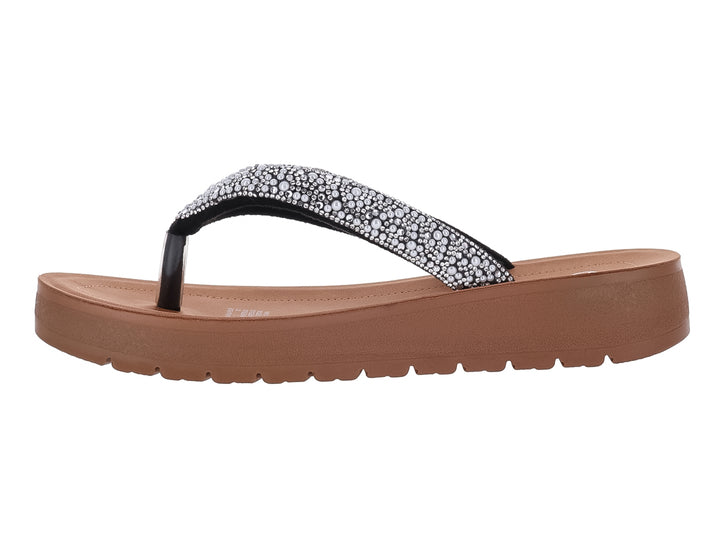Sandalia de plataforma marrón con tira negra adornada con brillantes plateados.