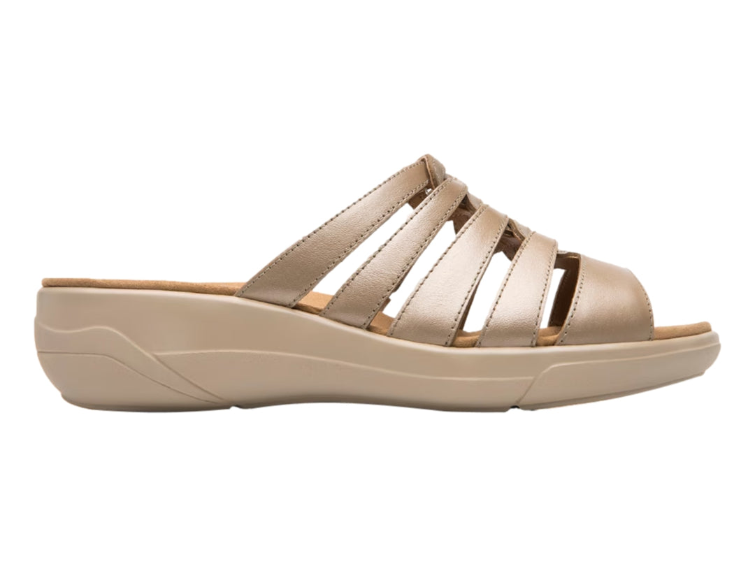 Sandalia Flexi color taupe con diseño de tiras frontales y suela de cuña.