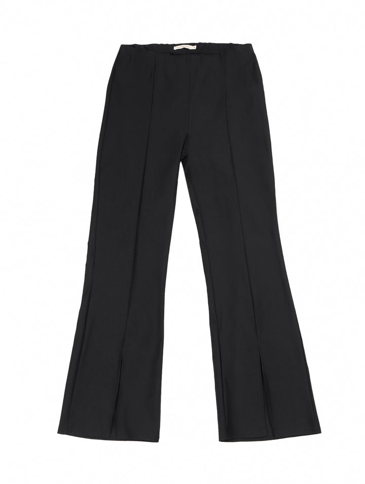 Pantalón de maternidad color negro con aberturas laterales en el ruedo.