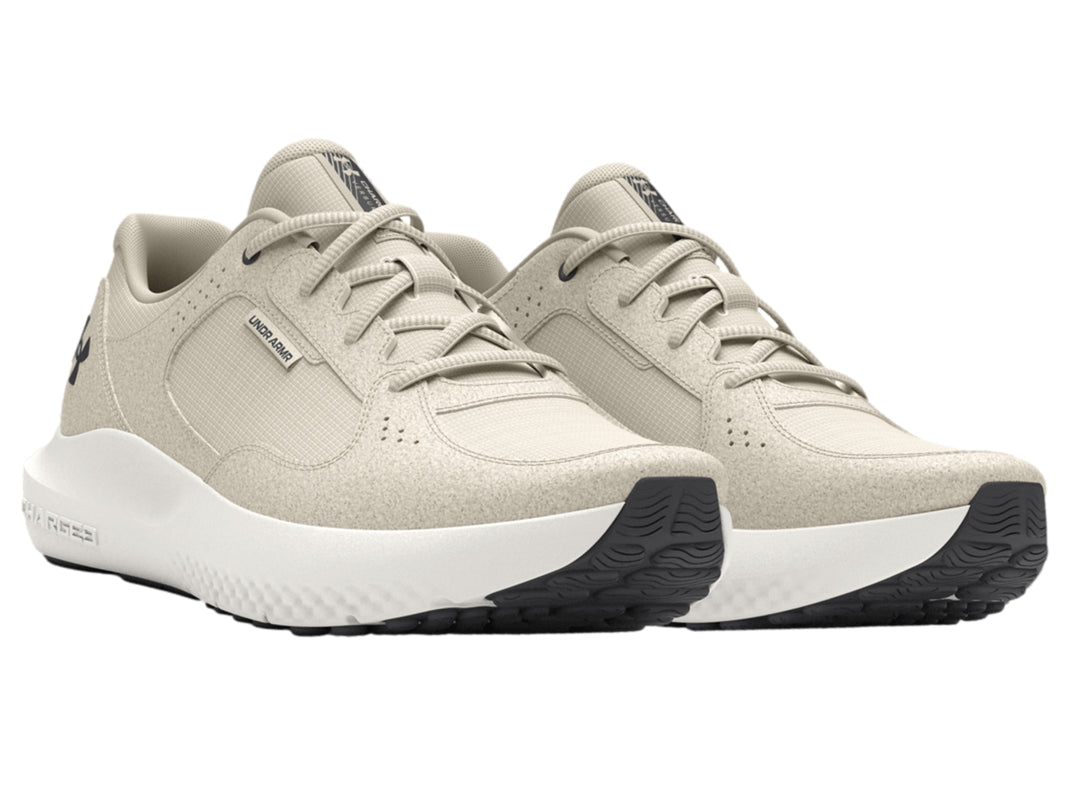 Tenis deportivos Under Armour color blanco con suela blanca y detalles negros en la base.