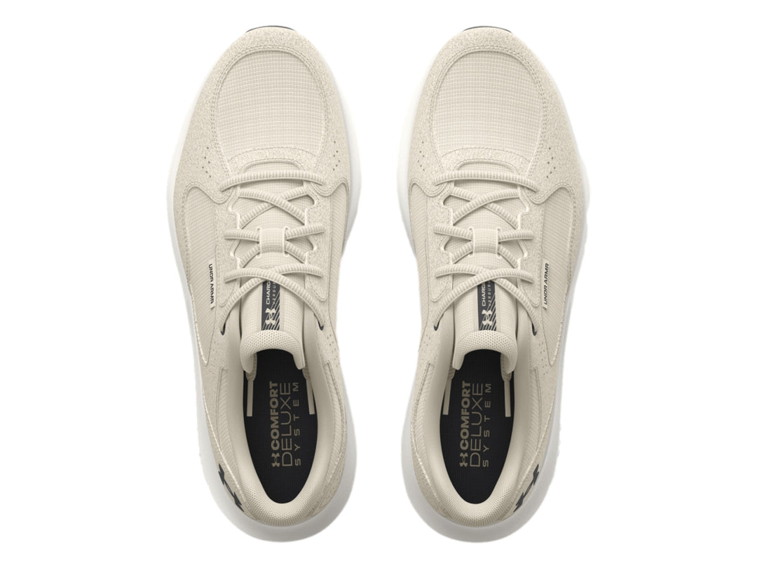 Tenis deportivos Under Armour color blanco con suela blanca y detalles negros en la base.