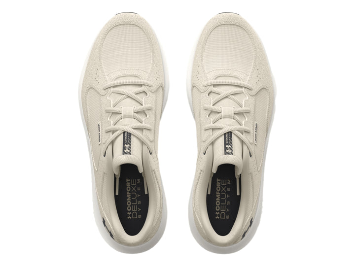 Tenis deportivos Under Armour color blanco con suela blanca y detalles negros en la base.