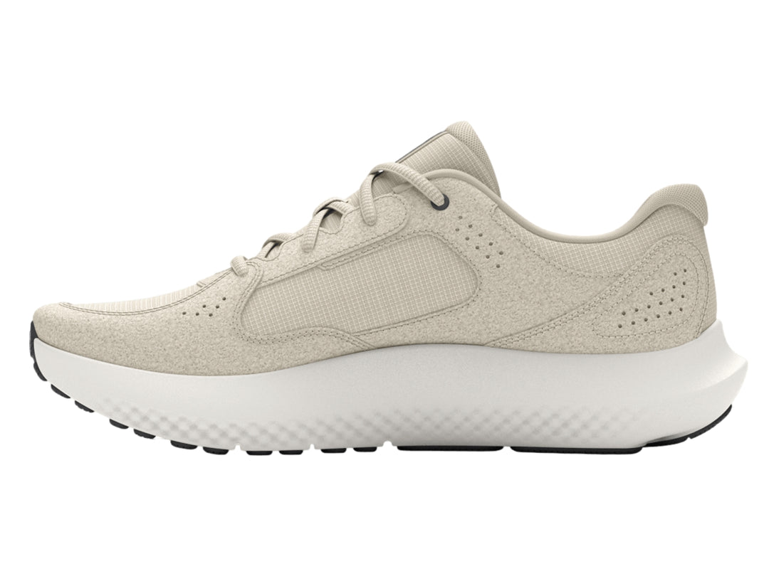 Tenis deportivos Under Armour color blanco con suela blanca y detalles negros en la base.