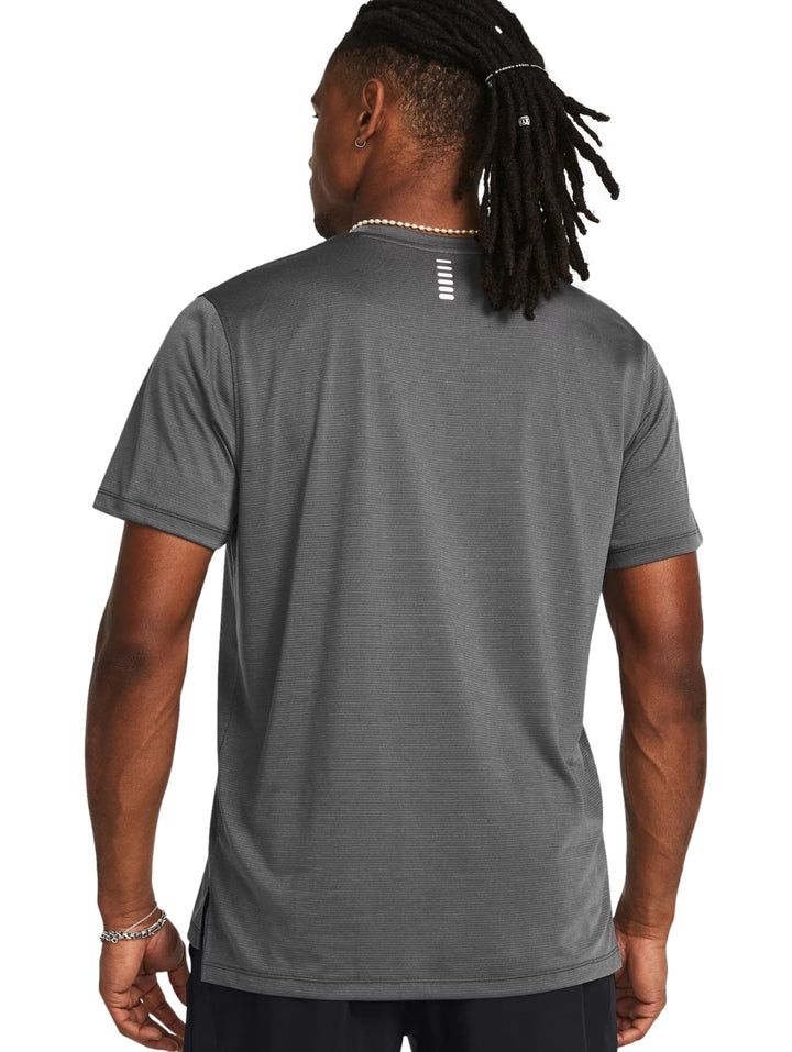 Hombre vistiendo una camiseta deportiva de manga corta color gris de la marca Under Armour.