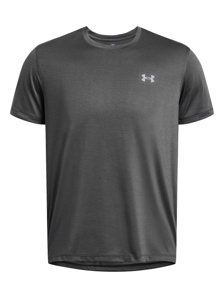 Hombre vistiendo una camiseta deportiva de manga corta color gris de la marca Under Armour.