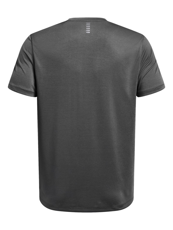 Hombre vistiendo una camiseta deportiva de manga corta color gris de la marca Under Armour.