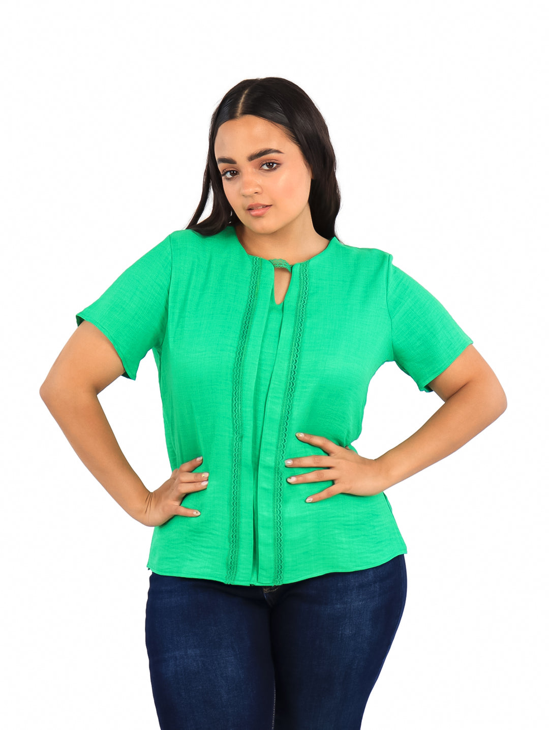 Mujer vistiendo una blusa de color verde kelly con mangas cortas y cuello redondo.